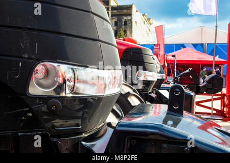 Parcheggiato, rosso trattori stand in una fila, photo luci, close-up Foto Stock