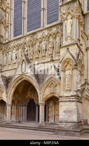 A nord la parte anteriore della Cattedrale di Salisbury facciata (Chiesa cattedrale della Beata Vergine Maria), uno dei più importanti esempi di inizio di architettura Inglese in Foto Stock