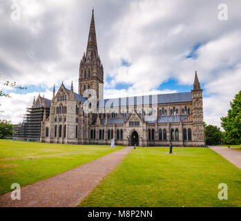 A nord la parte anteriore della chiesa anglicana della Cattedrale di Salisbury (Chiesa cattedrale della Beata Vergine Maria), uno dei più importanti esempi di inizio di architettura Inglese mi Foto Stock