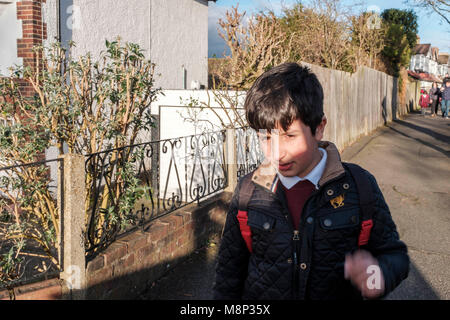 Regno Unito schoolboy sulla sua strada per la scuola