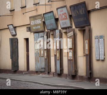 Antique, vecchio, pre-guerra segni ebraico e vetrine di negozi. Cracovia Polonia im Marzo 2017 Foto Stock