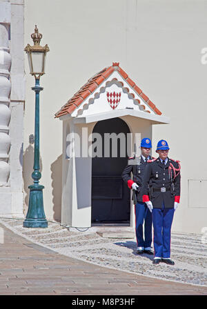 Cambio della Guardia, Palazzo di Guardia presso il Palais Princier, Princes Palace di Monaco, residenza ufficiale del Principe Sovrano di Monaco, Côte d'Azur Foto Stock