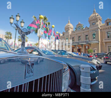 La mascotte del cofano di Rolls Royce auto al Casinò di Montecarlo, Place du Casino, Monte Carlo, il Principato di Monaco, Côte d'Azur, riviera francese, Europa Foto Stock