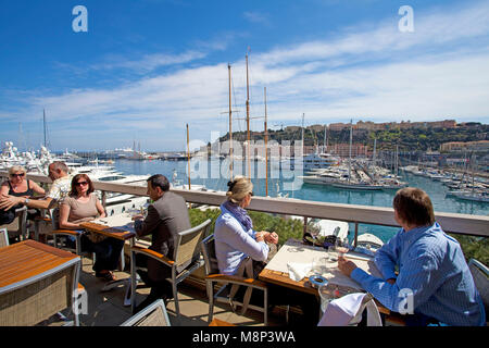 Per coloro che godono di vista sul porto dalla terrazza del ristorante del porto, Quai des Etats, città, Monte Carlo, Monaco, Europa Foto Stock