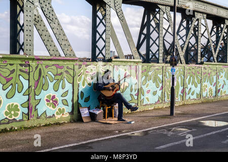 Street busker, muro di graffiti, Primrose Hill Londra Foto Stock