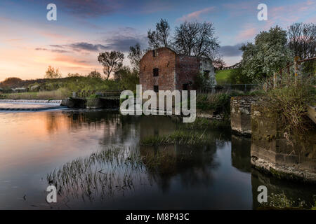 Cutt Mill è un mulino abbandonati sul fiume Stour vicino al villaggio di Hinton Santa Maria, vicino a Sturminster Newton in Dorset, Inghilterra Foto Stock