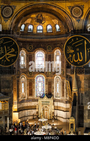 Mihrab e Mimbar in Hagia Sophia (Ayasofya) tempio bizantino altare, Istanbul, Turchia Foto Stock
