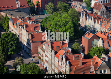 La Polonia, città di Gdansk, vista sopra la città vecchia di tegole rosse e tradizionali case a capanna Foto Stock