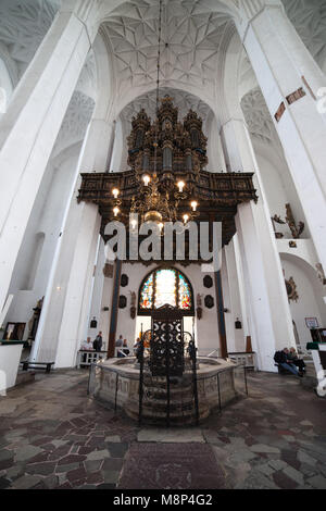 La Polonia, Gdansk, organo sopra l'ingresso principale alla chiesa di S. Maria - Basilica dell Assunzione della Beata Vergine Maria (Bazylika Mariacka) Foto Stock