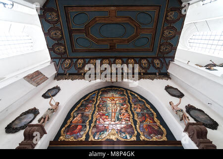 La Polonia, Gdansk, vetrata con Gesù Cristo sulla croce nella chiesa di S. Maria (Bazylika Mariacka) sopra l'entrata, soffitto sotto l'organo Foto Stock