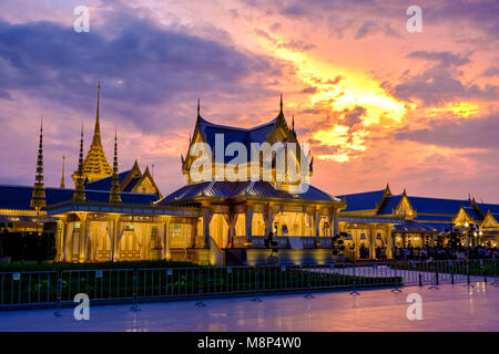 Il golden royal crematorio e complesso funebre dopo la morte del re Bhumibol Adulyadej sono illuminate di notte Foto Stock