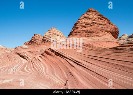 A forma di piramide di roccia arenaria a formazioni di Coyote Buttes North, parte del Paria Canyon-Vermilion Cliffs Wilderness area. Foto Stock