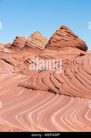 A forma di piramide di roccia arenaria a formazioni di Coyote Buttes North, parte del Paria Canyon-Vermilion Cliffs Wilderness area. Foto Stock