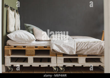 Stile industriale camera da letto pallet riciclati telaio da letto Foto Stock