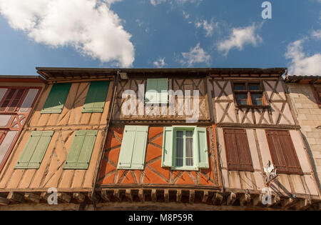 A struttura mista in legno e muratura facciate nel luogo Général Leclerc nel centro della città vecchia di Mirepoix, Ariège, Occitanie, Francia Foto Stock