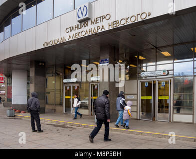 Saint-Peterburg, Russia - 13 Febbraio 2016: le persone giungono alla stazione della metropolitana di 'Alexander Nevsky Square' in San Pietroburgo Foto Stock