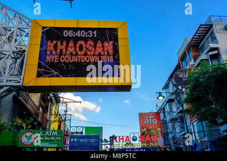 Un display a Khao San Road è il conto alla rovescia del tempo rimanente fino alla fine dell'anno Foto Stock