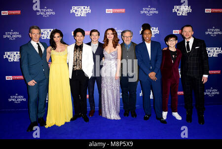 Il cast e la troupe di pronto il giocatore uno (da sinistra a destra) Ben Mendelsohn, Hannah John-Kamen, Win Morisaki, Tye Sheridan, Olivia Cooke, Steven Spielberg, Lena Waithe, Filippo Zhao e Simon Pegg frequentando la premiere europeo di pronto il giocatore uno tenuto presso la Vue West End nel quadrato di Leicester, Londra. Foto Stock