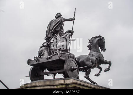 Statua in bronzo a Westminster Bridge dal fiume Tamigi della regina Boudica (Boadicea) e le sue due figlie a cavallo di un carro condotto con Falci su di esso Foto Stock