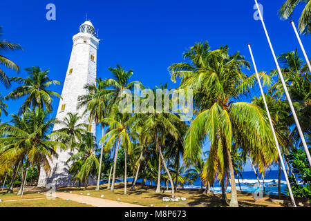 Bellissima spiaggia e faro in Sri Lanka nella giornata di sole Foto Stock