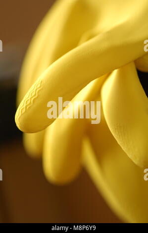Coppia di giallo marigold guanti di gomma Foto Stock