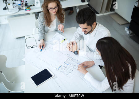 Team di architetti che lavorano insieme sul progetto Foto Stock