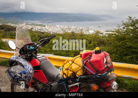 Motorcylists si riuniscono una volta all'anno in Ushuaia, Argentina, per il soddisfare noto come 'Latitudine 54.". Foto Stock