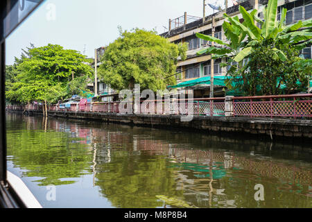 Sul Canal Boat in Bangkok con case locali, Thailandia Foto Stock