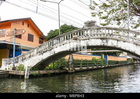 Ponte sul canal, vista dal battello pubblico a Bangkok, in Thailandia Foto Stock