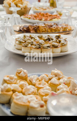 Fotografia di una tavola preparata con stoviglie con un sacco di cibo per una cena natalizia. Foto Stock