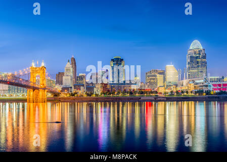 Cincinnati, Ohio, Stati Uniti d'America skyline sul fiume al tramonto. Foto Stock