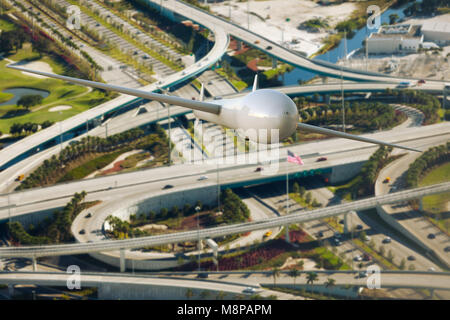 3D rendering di un drone di sorvegliare il traffico sulla superstrada Foto Stock