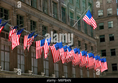 Stelle e Strisce battenti fuori, Saks Fifth Avenue, New York Foto Stock