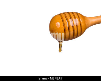 Close up di miele che gocciola dalla cucchiaia isolato su sfondo bianco con percorso di clipping. Foto Stock