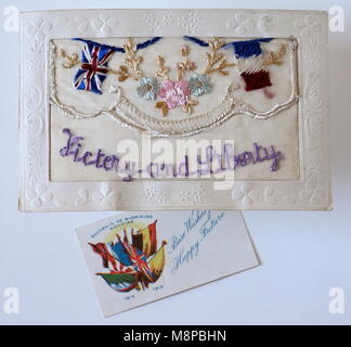 AJAXNETPHOTO. 1914-1918. WW1 EPHEMERA. - Un colore stampato piccola scheda con il messaggio 'i migliori auguri per un felice futuro" del tipo spesso inserite in una seta ricamata lettera card del tipo inviato da soldati che serve sul fronte occidentale ai parenti in U.K. Foto:l'AJAX VINTAGE PICTURE LIBRARY REF:181403 918 Foto Stock