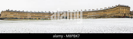 Il Royal Crescent in bagno nella neve. Inverno vista della spettacolare architettura georgiana nel Patrimonio Mondiale UNESCO Città, nel Somerset, Regno Unito Foto Stock