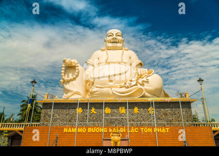 Bianco gigante Buddha seduto a Vinh Trang tempio di My Tho, Vietnam. Foto Stock