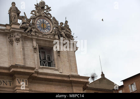 Città del Vaticano. Fumo nero si alza dal camino sul tetto della Cappella Sistina nel senso che cardinali non di eleggere il nuovo papa il secondo giorno o Foto Stock