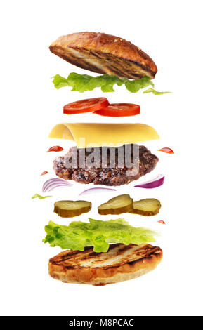 Deliziosi hamburger con battenti ingredienti isolati su sfondo bianco. Preparato di fresco burger closeup Foto Stock