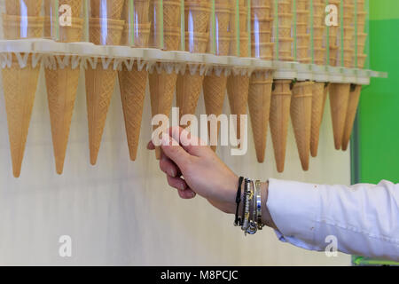 I coni di gelato counter Foto Stock