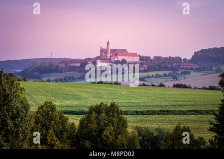 Abbazia benedettina dei Santi Ulrico e Afra, Neresheim, Baden-Württemberg, Germania nei primi giorni di sole del mattino. Foto Stock