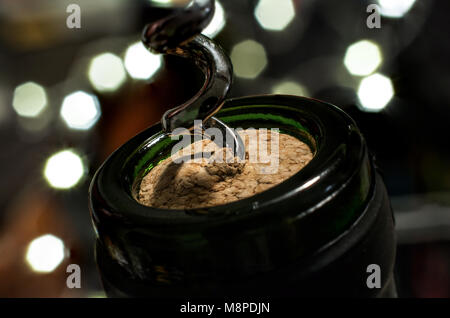 Per stappare una bottiglia di vino sulla Silvester Foto Stock