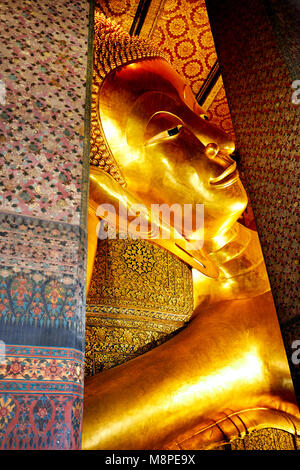 Famosa Statua del Grande Buddha d'oro di Wat Pho tempio a Bangkok, in Thailandia Foto Stock