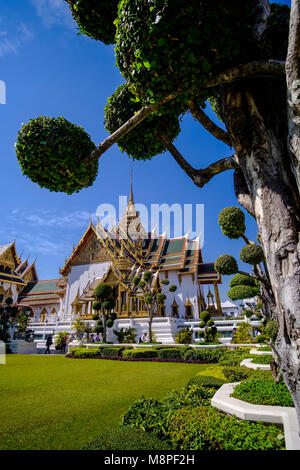 Il Dusit Maha Prasat Hall, Phra Thinang Dusit Maha Prasat, situato in un giardino sotto il Grand Palace Foto Stock