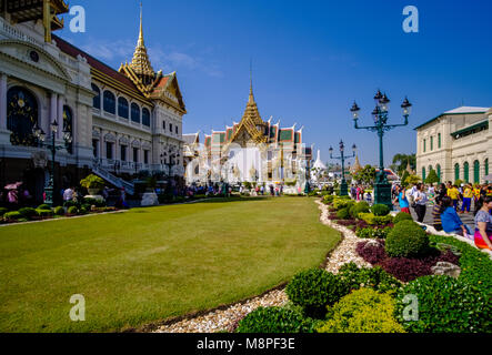 Chakri Maha Prasat Hall e Dusit Maha Prasat Hall, Phra Thinang Dusit Maha Prasat, situato in un giardino sotto il Grand Palace Foto Stock