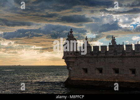 La Torre di Belem merlatura medievale con vista oceano e cielo meraviglioso al tramonto, nei pressi di Lisbona in Portogallo Foto Stock