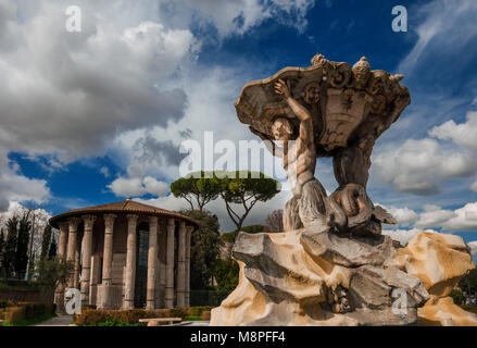 La fontana dei Tritoni,bellissima fontana barocca completata nel 1715, e l'antico tempio di Ercole Vincitore, nel centro del Foro Boario square Foto Stock