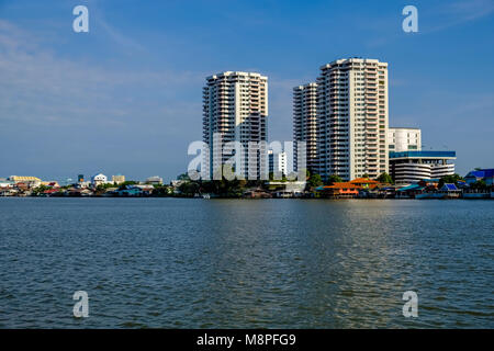 Case locale su palafitte e alcuni edifici alti, si vede attraverso il Fiume Chao Phraya Foto Stock