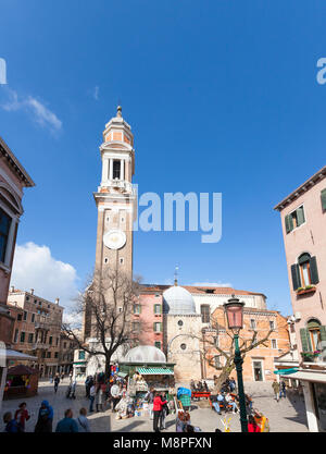 Campo Santi Apostoli, Cannaregio, Venezia, Veneto, Italia in una cucitura panorama verticale in inverno con la Chiesa dei Santi Apostoli e il suo campanile Foto Stock