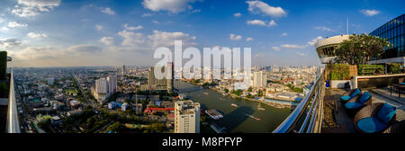 Panoramica vista aerea attraverso il Fiume Chao Phraya a downtown Foto Stock